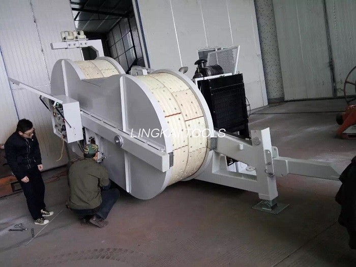 Dois equipamentos de instalação do pacote OPGW, linha aérea que amarra o equipamento