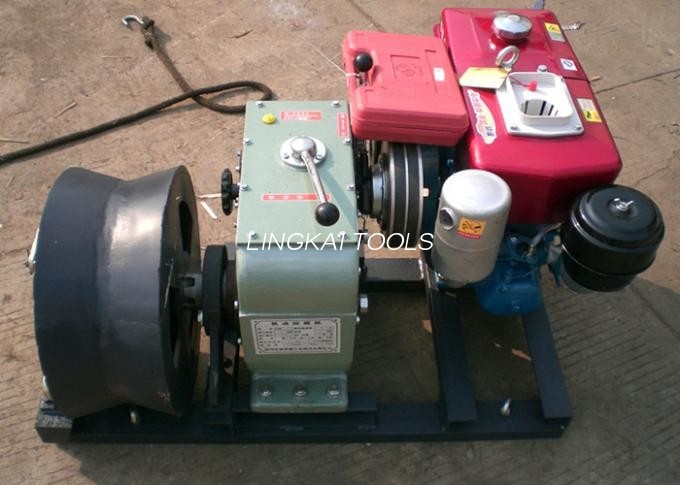 Invertendo o extrator do guincho do cabo com o motor diesel de refrigeração a água na linha construção